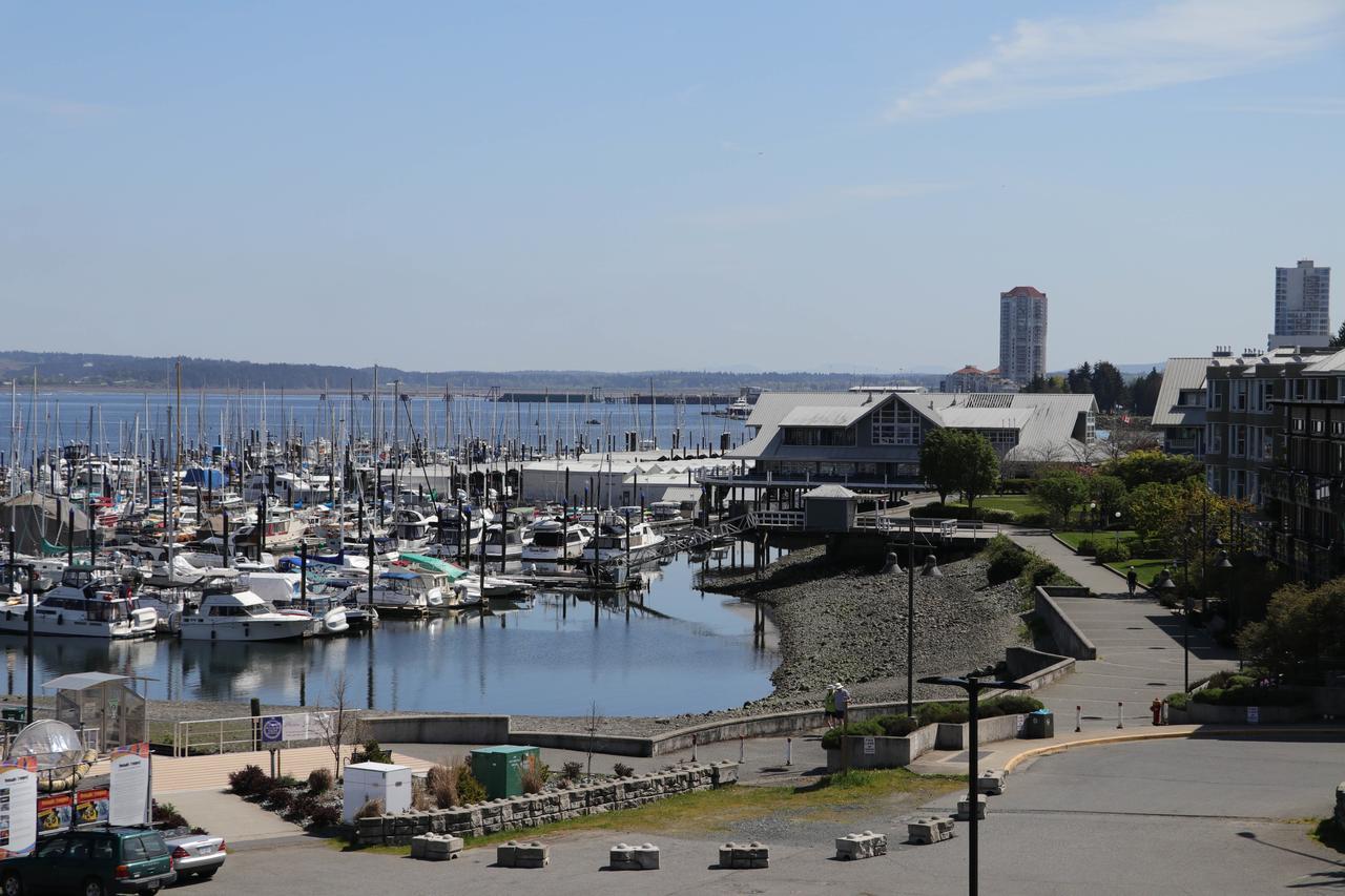 The Waterfront Suites And Marina Нанеймо Екстериор снимка