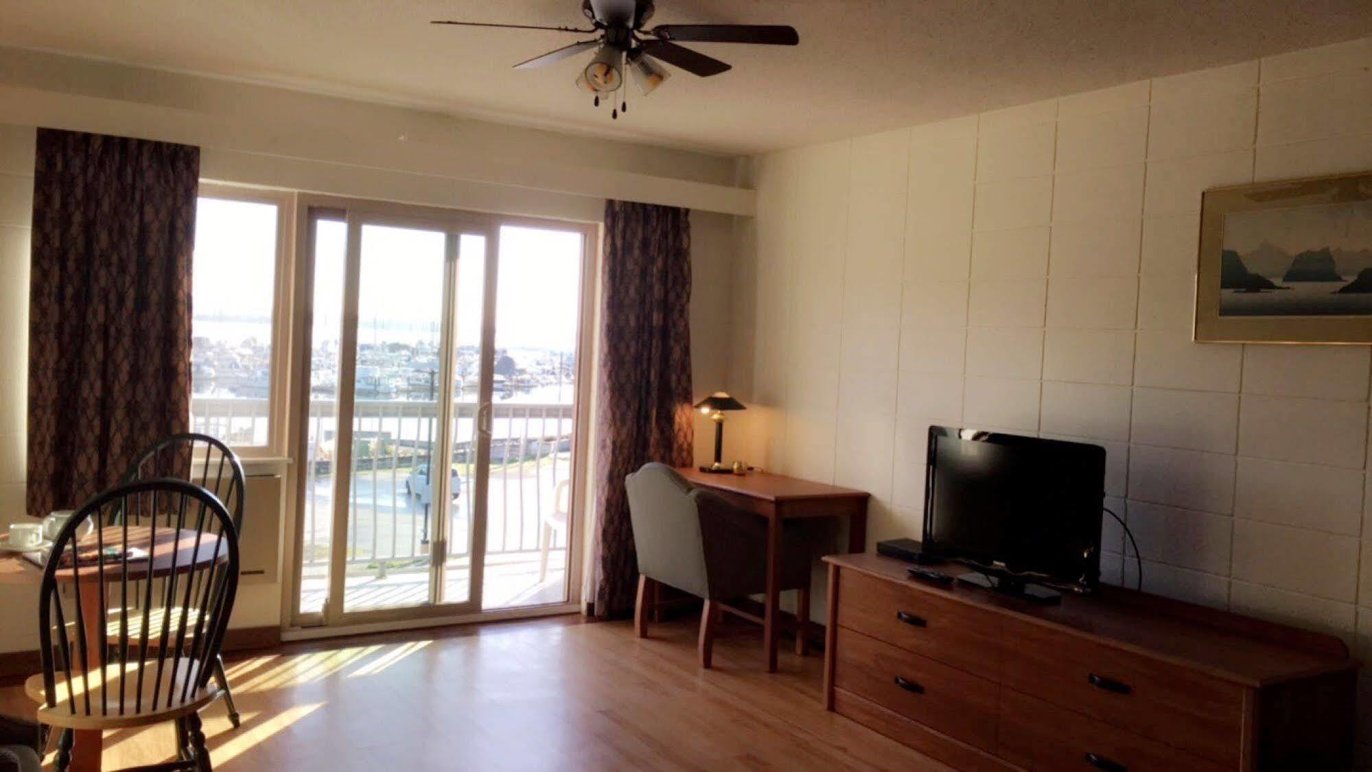 The Waterfront Suites And Marina Нанеймо Екстериор снимка